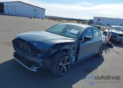 2024 Volvo S60 B5 Core Dark Theme z USA, uszkodzony, nr VIN 7JRL12TKXRG323237